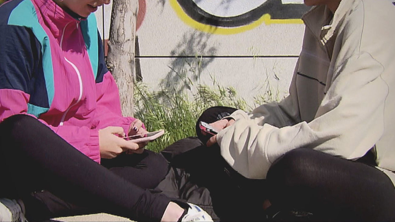 La pandemia aumenta el número de jóvenes madrileños que piden ayuda por su adición a los móviles