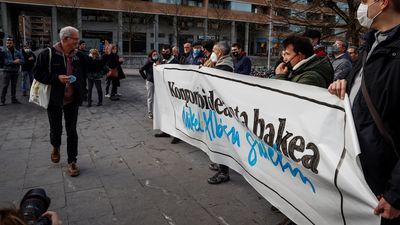 Bildu recibe con aplausos al exjefe de ETA Mikel 'Antza' al llegar al juzgado para declarar por el asesinato de Ordóñez