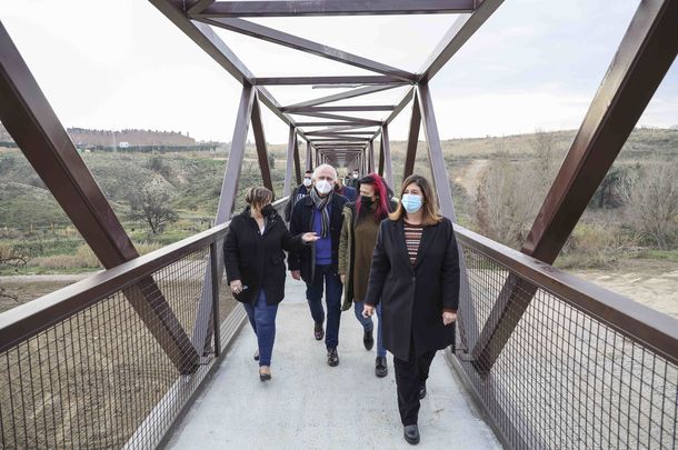 Miembros de la Corporación mostoleña recorren la pasarela antes de abrirse al público / AYTO MÓSTOLES