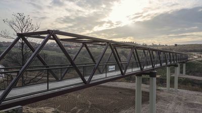 Una pasarela de acero y hormigón sustituye a la que ardió este verano en Móstoles