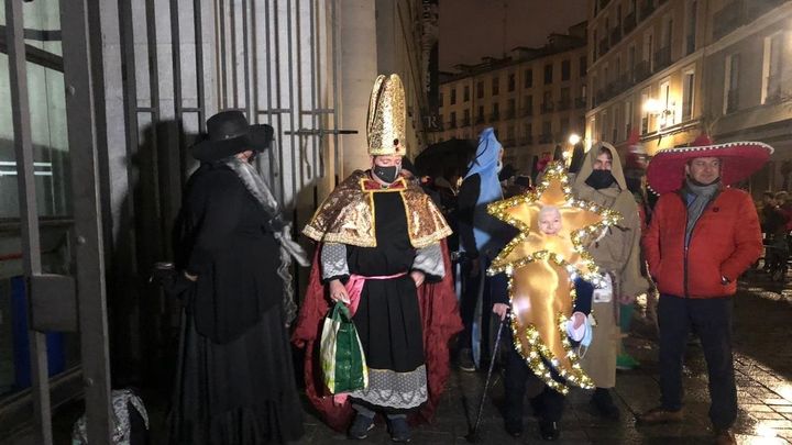 Los primeros de la fila esperan para entrar en el Teatro Real / EUROPA PRESS
