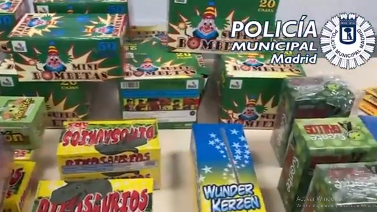 Productos pirotécnicos intervenidos por la policía en un bazar de Hortaleza