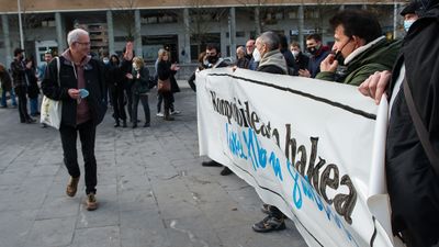 Las asociaciones de víctimas denuncian el recibimiento entre aplausos al ex jefe de ETA 'Antza'