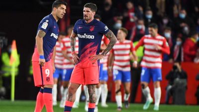 1-2.  El Atlético cae en Granada y encadena cuatro derrotas consecutivas