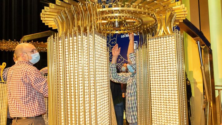 Comprobando los números de la suerte en el Teatro Real / EFE