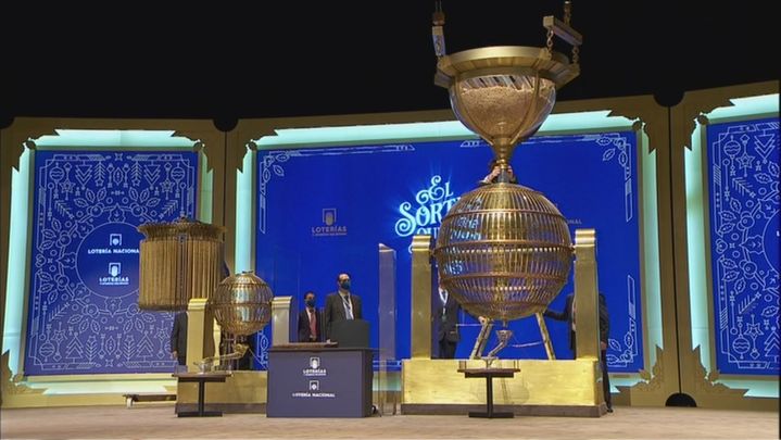 Entrada de las bolas en el bombo grande de la Lotería de Navidad / TELEMADRID