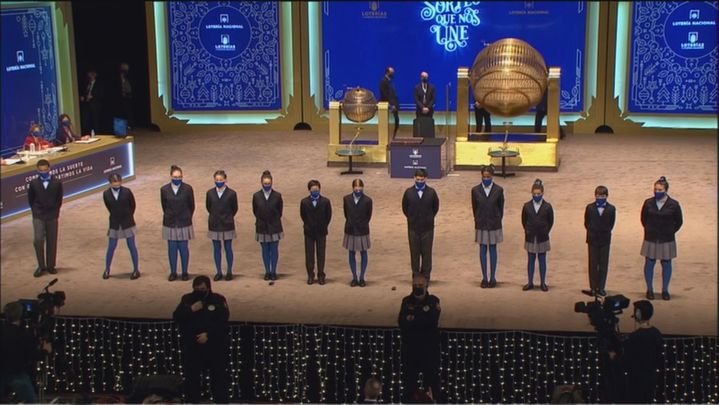 Momentos previos al arranque del sorteo de la Lotería de Navidad 2021 / TELEMADRID