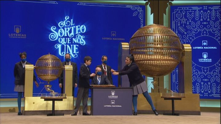 Los primeros niños en cantar premios en la Lotería de Navidad 2021 / TELEMADRID