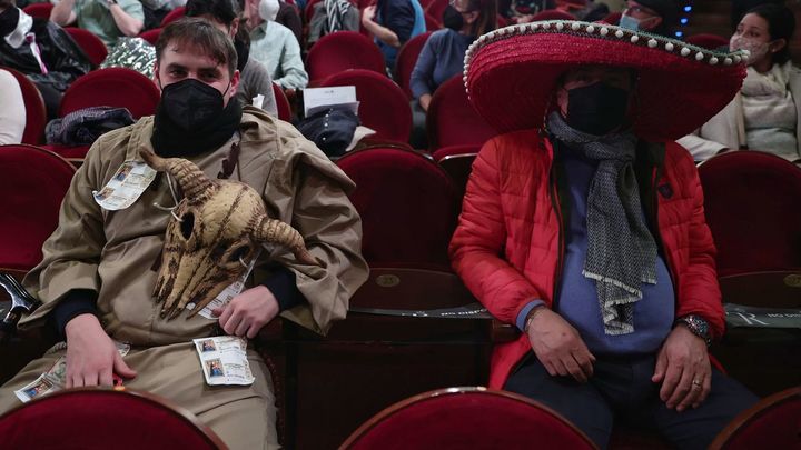 Algunos asistentes al sorteo de Navidad en el Teatro Real / EUROPA PRESS