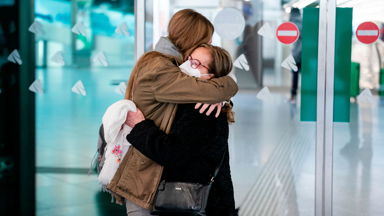 Dos personas se abrazan en la Estación de Atocha