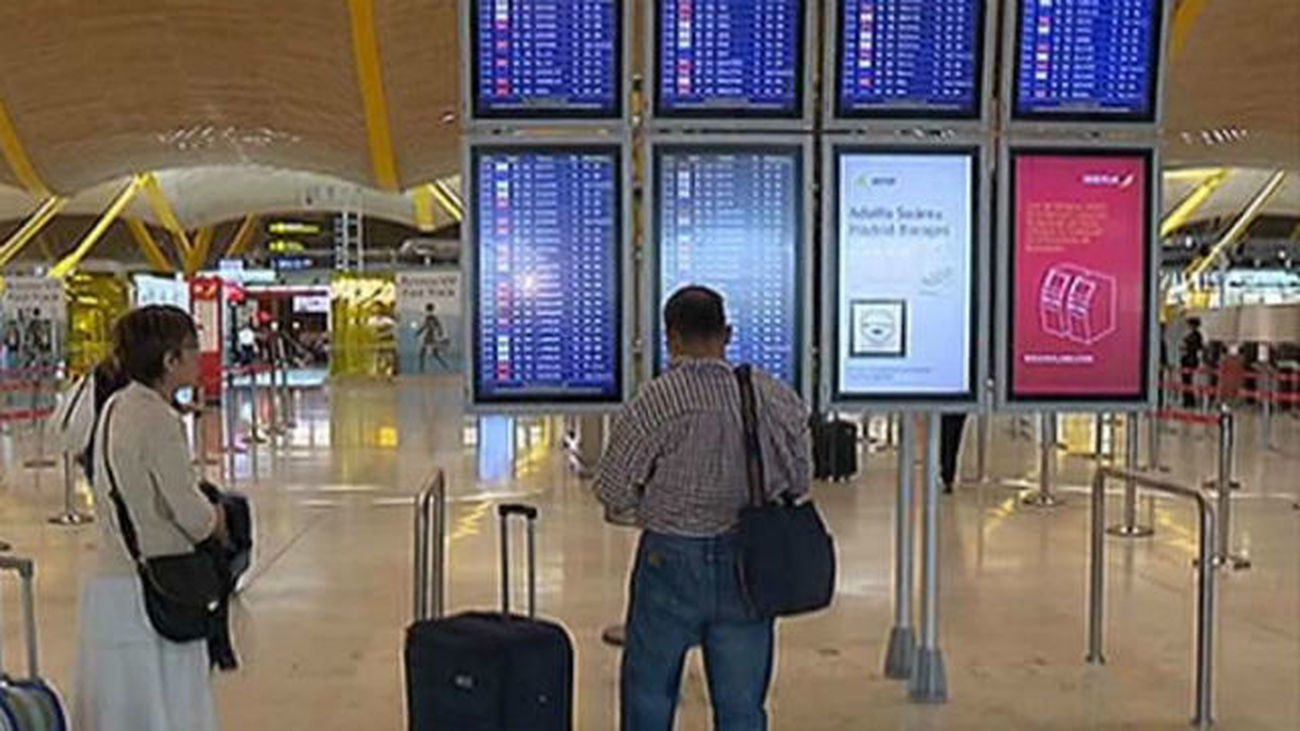 Viajeros en el aeropuerto Adolfo Suárez Madrid Barajas