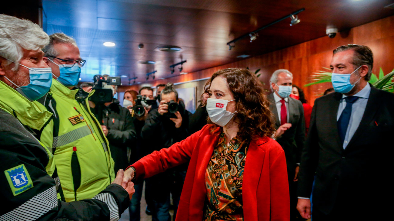 Ayuso agradece el trabajo de los profesionales de Emergencias Madrid en las fiestas navideñas
