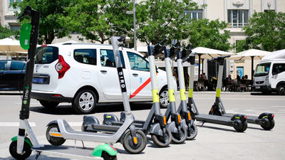 ¿Cree que los patinetes, motos y bicis se encuentran mal aparcados en Madrid?