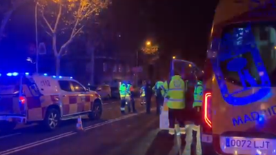 Herido muy grave un motorista que perdió el control e impactó contra un semáforo en el distrito de Retiro