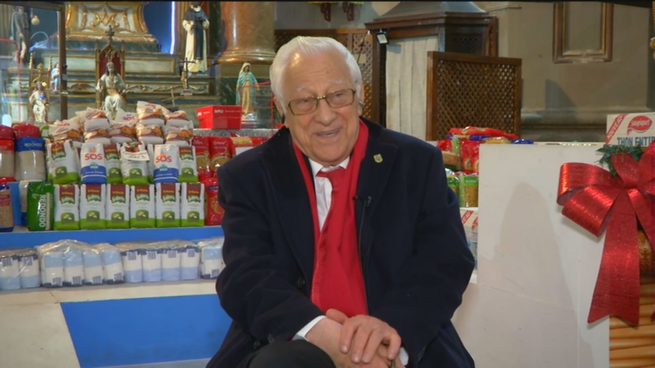 La explosión de contagios obliga al padre Ángel a convertir su tradicional cena en reparto de comida para llevar