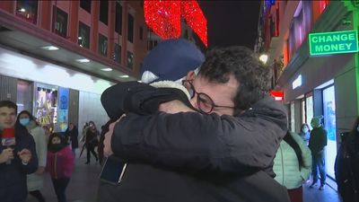 Emotivo reencuentro entre un padre y su hijo por Navidad tras tres años sin verse