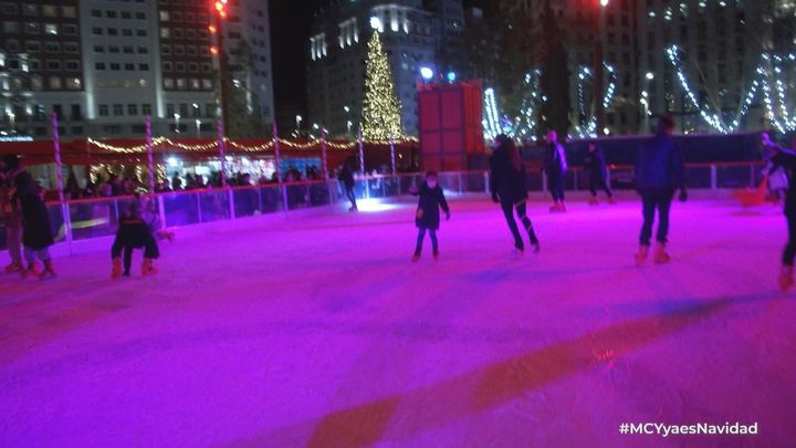La pista de patinaje sobre hielo de la Plaza de España, la atracción estrella de estas navidades
