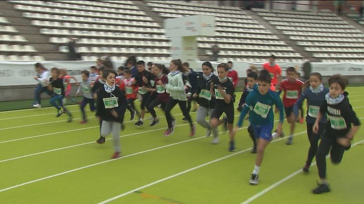 La San Silvestre mini reúne a más de 1.200 niños en el estadio Vallehermoso
