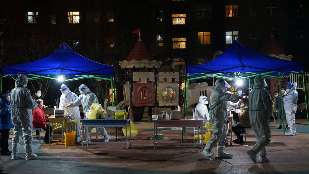 China reporta nuevos casos de Covid en su mayoría en la confinada ciudad de Xian