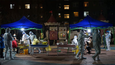 China reporta nuevos casos de Covid en su mayoría en la confinada ciudad de Xian