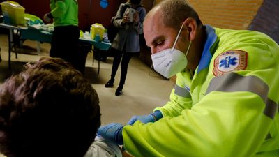 Robles llama a las comunidades a pedir “vacunadores militares” para acelerar la inmunización