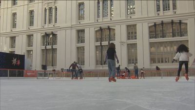 Disfrutando de la pista de hielo del Palacio de Cibeles