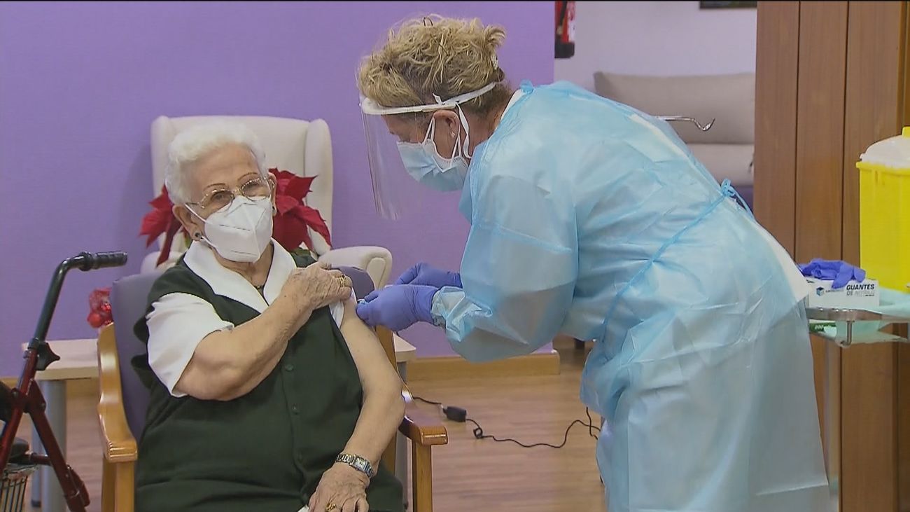 Darias llama a seguir protegiéndose en el aniversario de la primera vacuna contra el Covid  en España