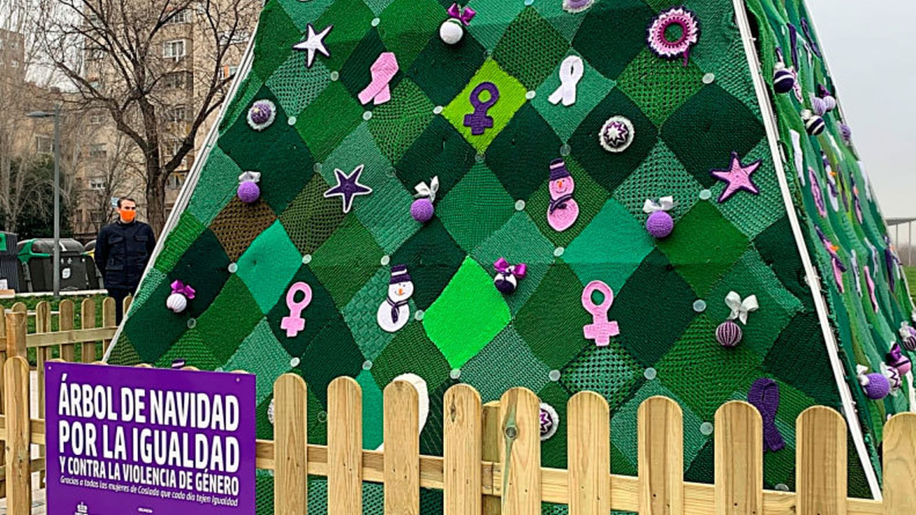 Queman y vandalizan el 'Arbol de la Igualdad', tejido a mano por mujeres de Coslada