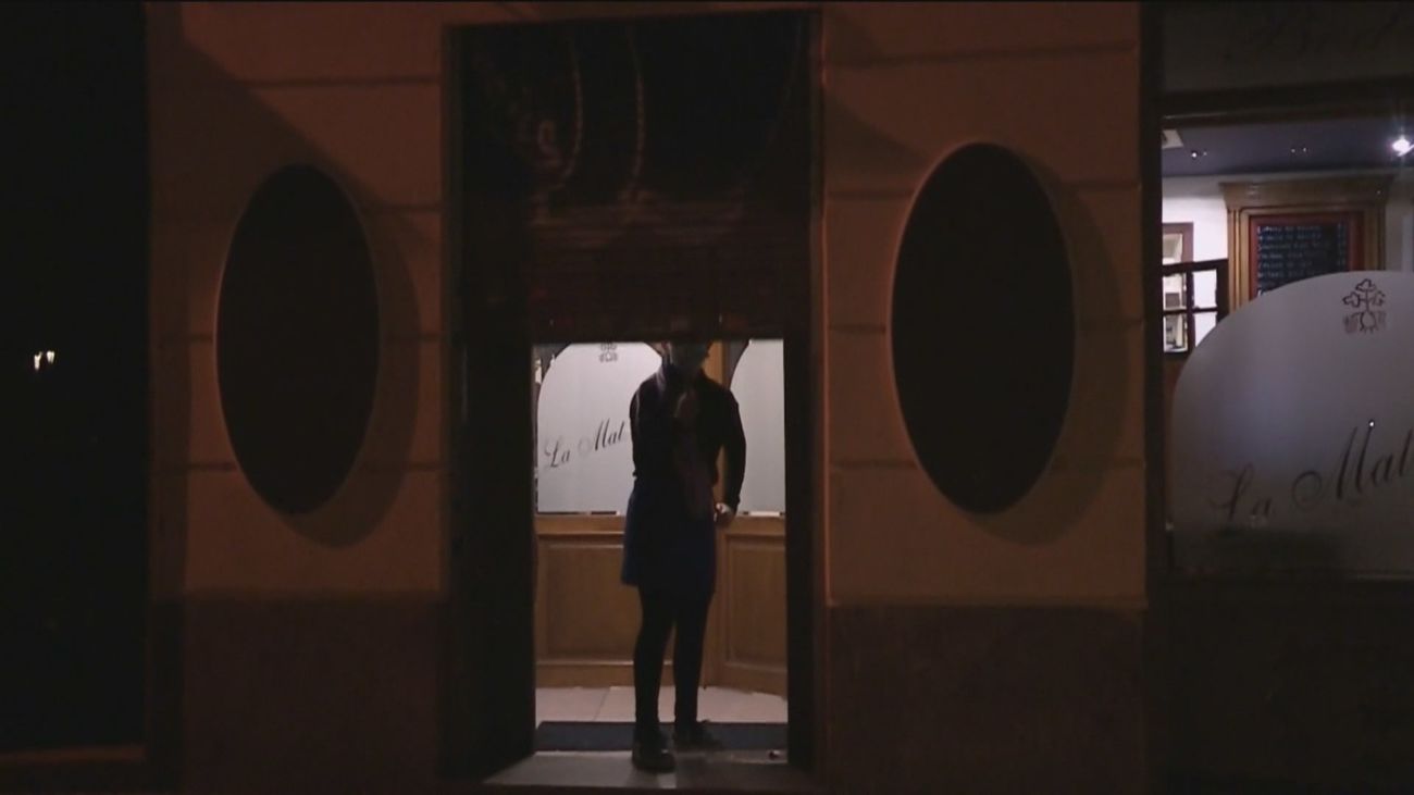 Nueve Comunidades establecen toque de queda o el cierre a partir de la medianoche