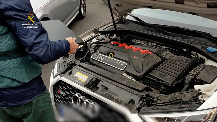 Un guardia civil inspecciona uno de los vehículos manipulados / GUARDIA CIVIL