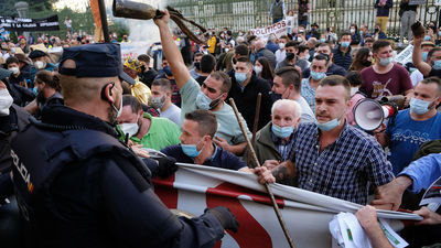 Agricultores y ganaderos colapsan Oviedo en una protesta por el "abandono y la asfixia" del sector
