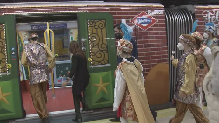 Los Pajes Reales se suben al Tren de la Navidad de Metro para felicitar las fiestas