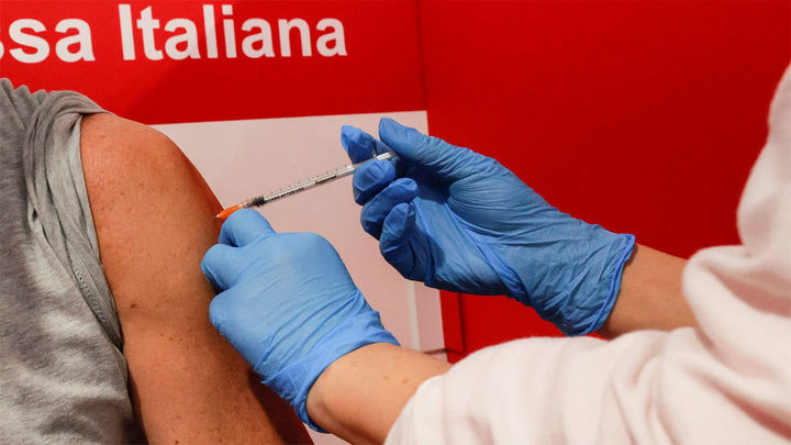 Italia eliminará la cuarentena para los vacunados tres dosis y reduce al 50% el aforo en los estadios