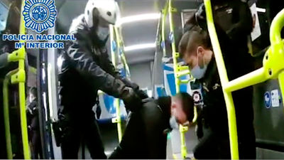 Agentes de Policía salvan a la vida a un hombre que sufrió un paro cardíaco en un autobús de la EMT