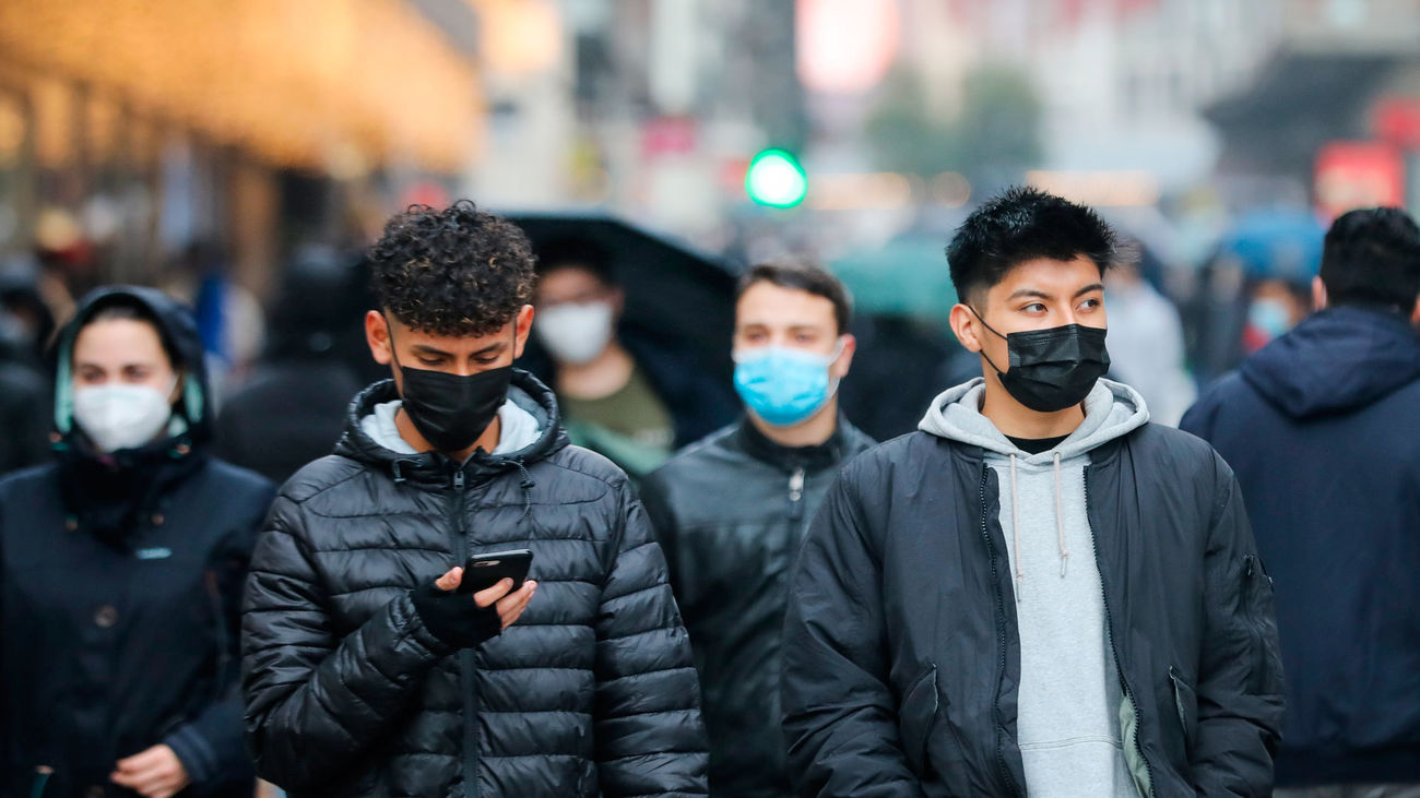 Varias personas con mascarilla en las calles del centro de Madrid