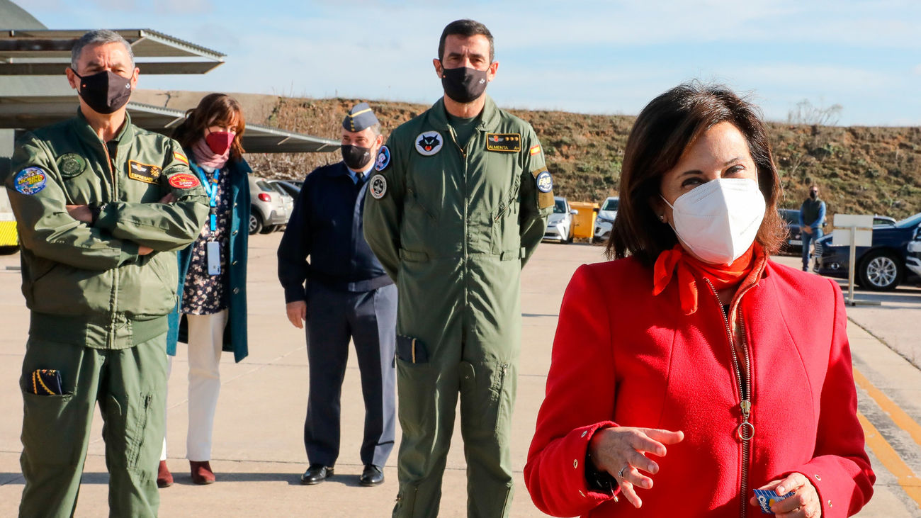 Margarita Robles anima a la vacunación contra la covid: "Es un seguro de vida"