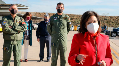 Margarita Robles anima a la vacunación contra la covid: "Es un seguro de vida"