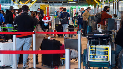 La ausencia de restricciones anima a miles de turistas a celebrar el fin de año en Madrid