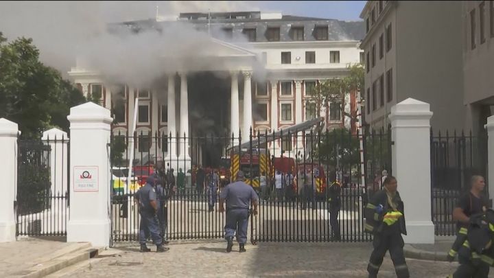 Detienen a un sospechoso por el incendio del Parlamento de Sudáfrica