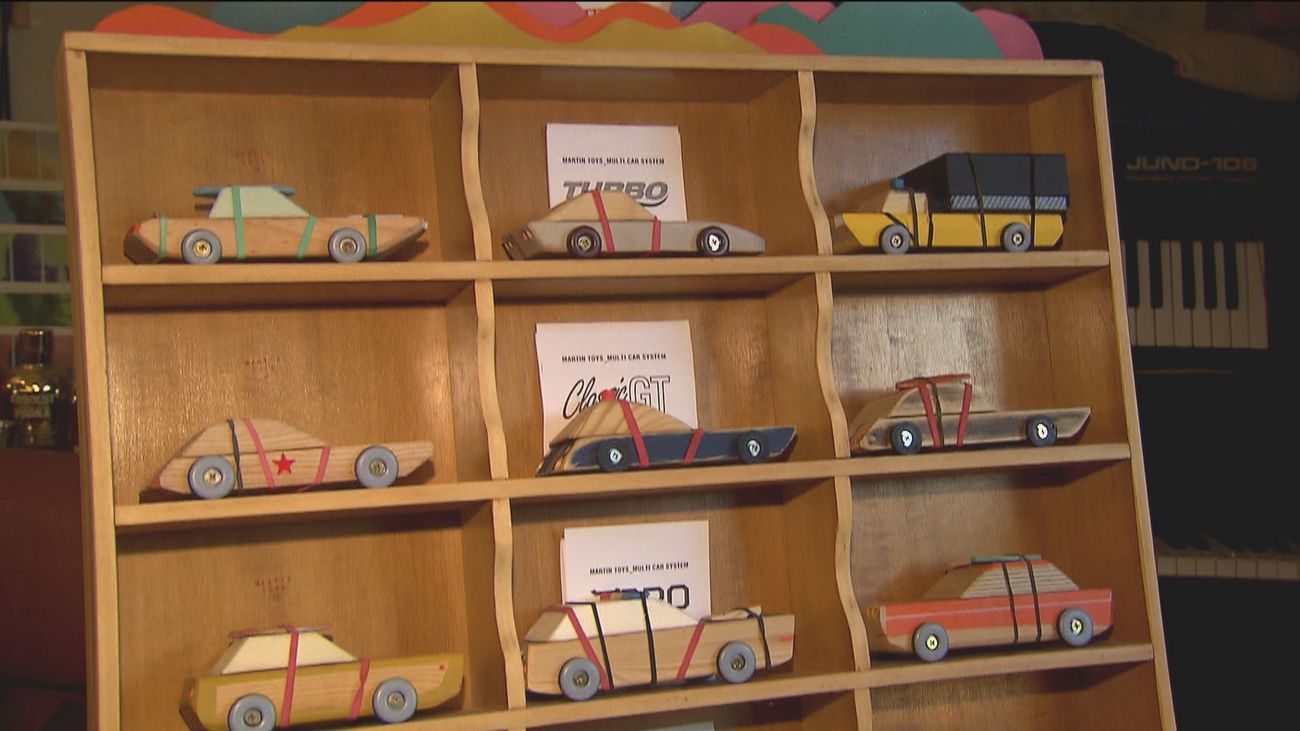 Coches artesanos hechos con material reciclado