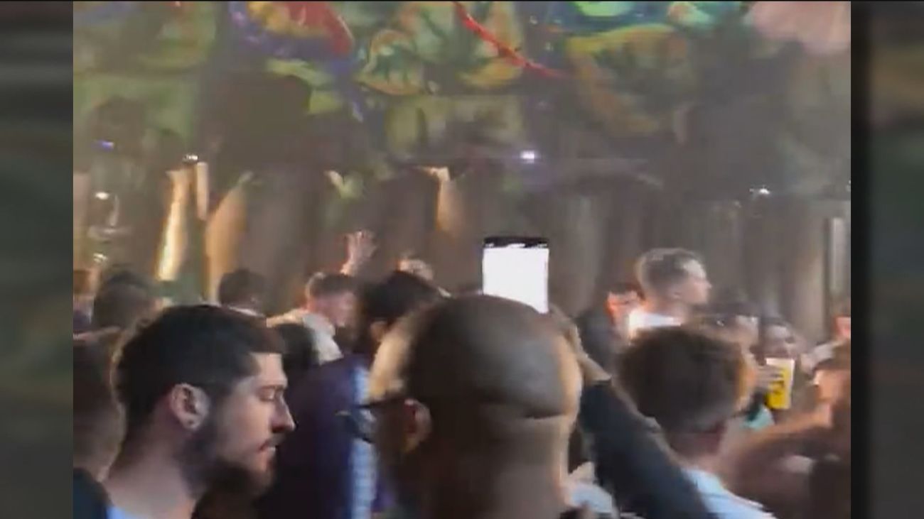 Sin mascarillas ni distancia en una macrofiesta de Humanes de bienvenida al 2022