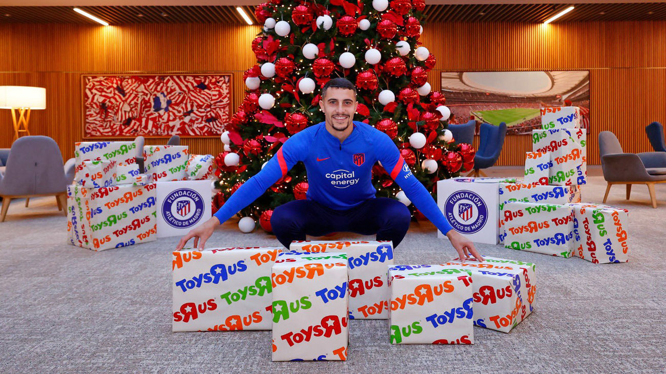 El Atlético de Madrid dona juguetes a niños ingresados en hospitales
