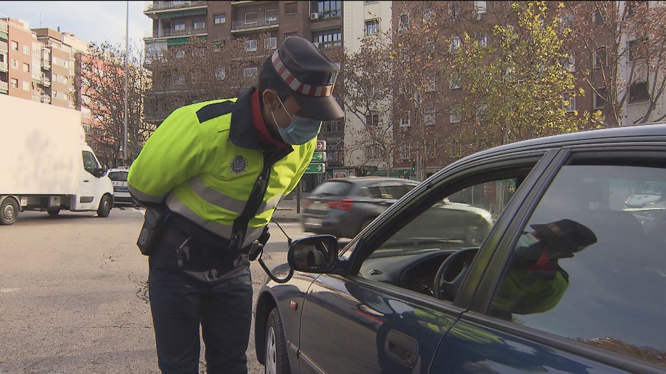 Un agente de movilidad informa sobre las multas de Madrid 360