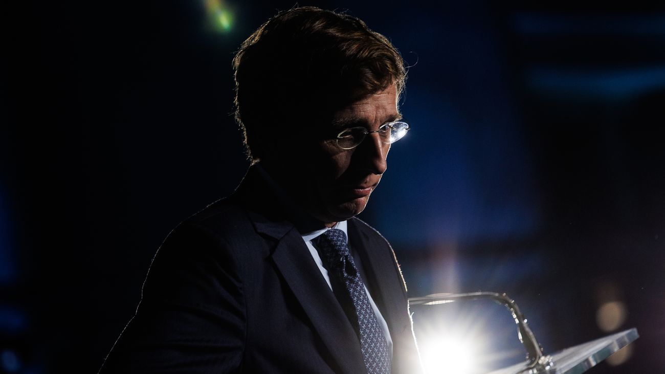 Criticas al alcalde de Madrid tras sus comentarios sobre Almudena Grandes