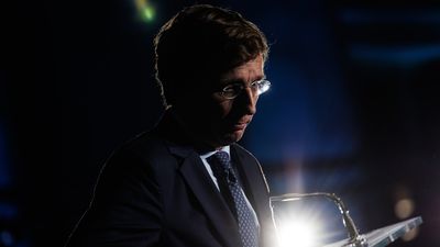 Criticas al alcalde de Madrid tras sus comentarios sobre Almudena Grandes