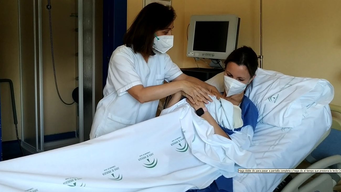 Una madre que acaba de tener un bebé en un hospital de Sevilla