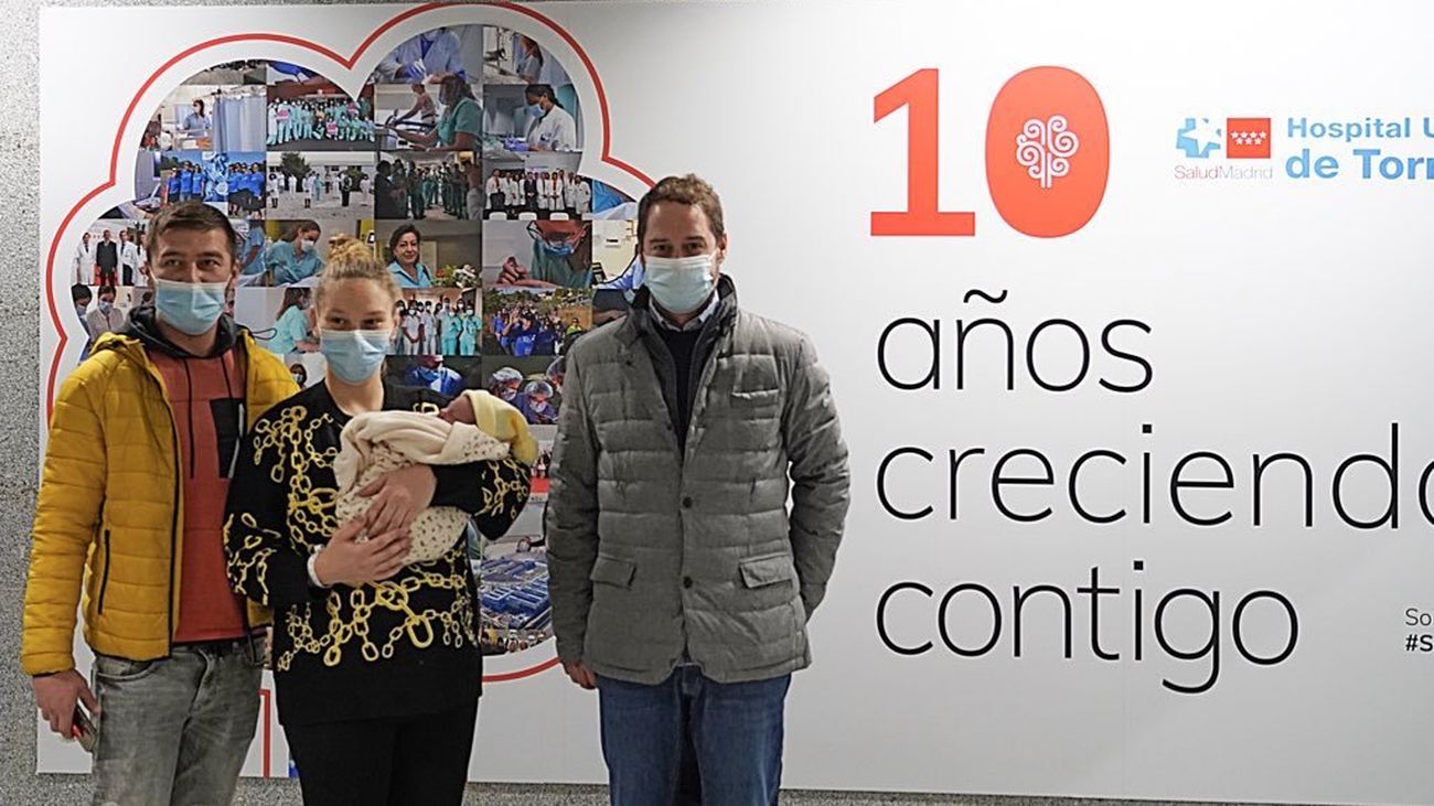 El alcalde de Torrejón visita al primer bebé madrileño de 2022 nacido en el hospital del municipio