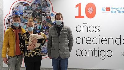 El alcalde de Torrejón visita al primer bebé madrileño de 2022 nacido en el hospital del municipio