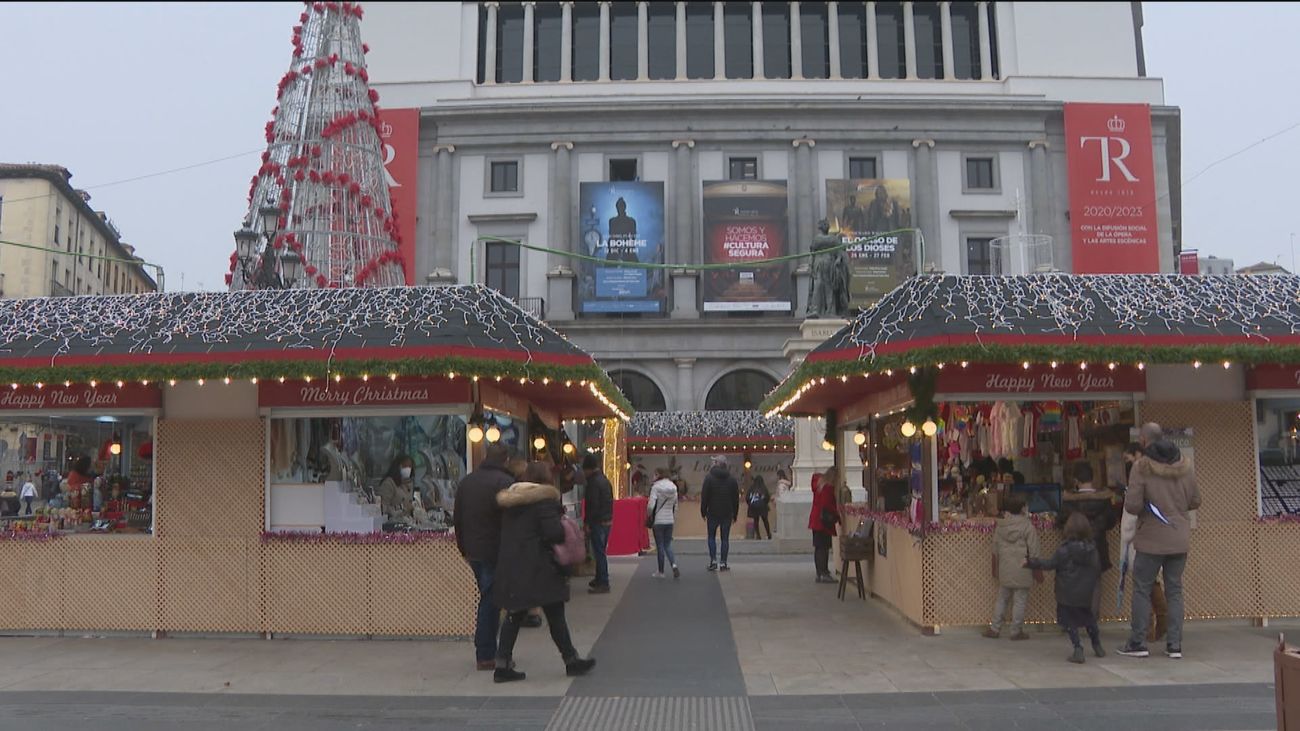 Los pajes de los Reyes Magos buscan regalos en los 20 mercadillos navideños de Madrid