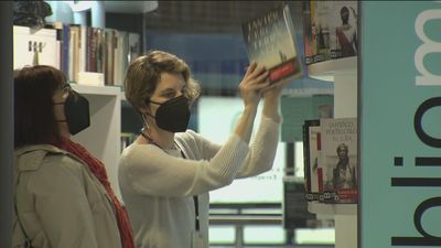 Madrid impulsa el Bibliometro que cuenta ya con más de 500.000 usuarios: “Los libros hacen el viaje más ameno”